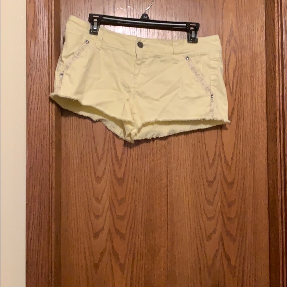 BKe Aspen 30 light yellow shorts